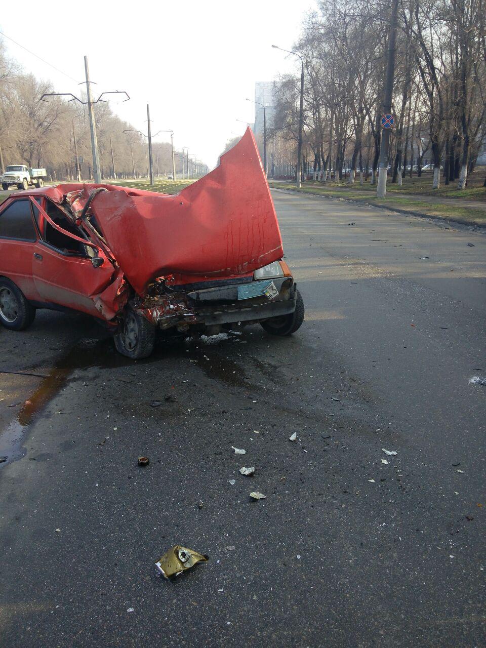 В Запорожье произошла очередная авария: легковой автомобиль влетел в  грузовик | Суббота ПЛЮС