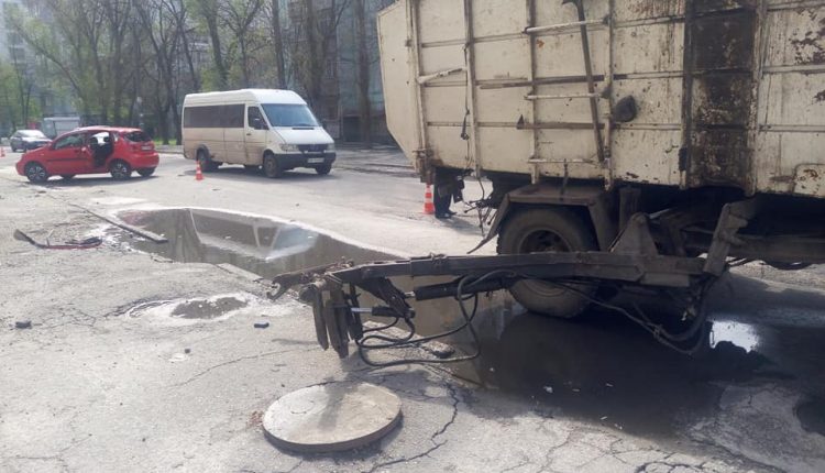 В Александровском районе Запорожья столкнулась легковушка и муровоз