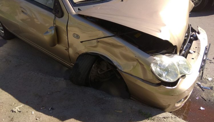 В Запорожье водитель не справился с управлением в результате, повредил несколько автомобилей (ФОТО)