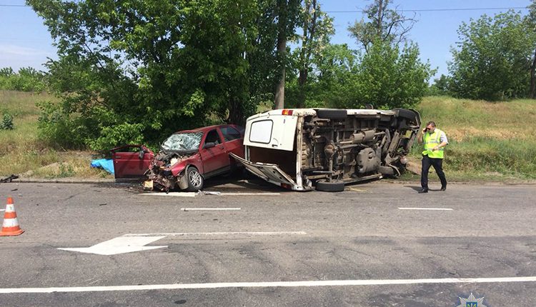 В Мелитополе легковой автомобиль столкнулся с микроавтобусом, один из водителей скончался на месте