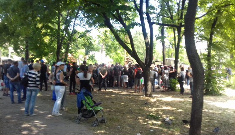В сквере Яланского под крики «Ганьба» рабочие берут пробу грунта