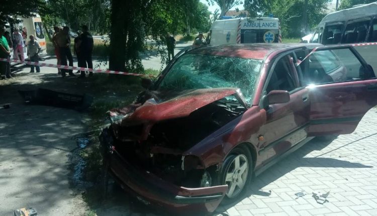 В Запорожье легковой автомобиль столкнулся с маршруткой: шестеро человек госпитализировали