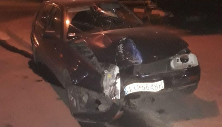 В Запорожье автомобиль на «евробляхах» врезался в электроопору