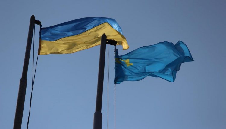 На площади Фестивальной в Запорожье развивается крымскотатарский  флаг