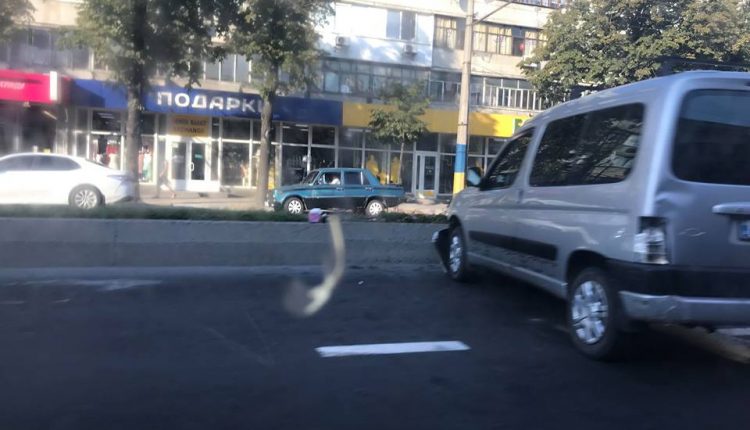 В центре Запорожья произошла авария: водитель врезался в бордюр