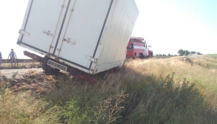 В Запорожской области грузовик съехал в кювет