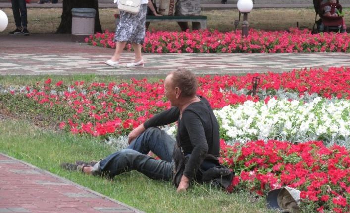 Фотофакт: в Запорожской области местный выпивоха «праздновал» выпускной вечер среди клумбы