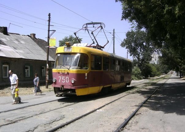 В Заводском районе Запорожья неизвестные остановили движение трамваев