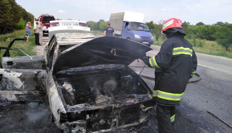 В Запорожской области вспыхнул автомобиль (ФОТО)