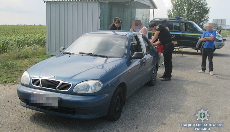 На блокпосте сотрудники полиции Запорожской области задержали мужчин, перевозивших наркотические вещества