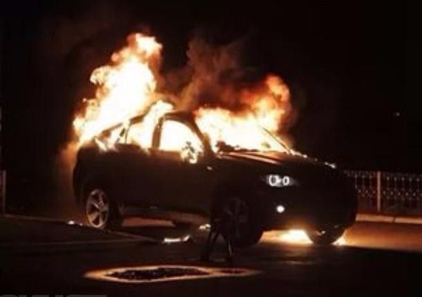 В Запорожье ночью загорелся элитный автомобиль