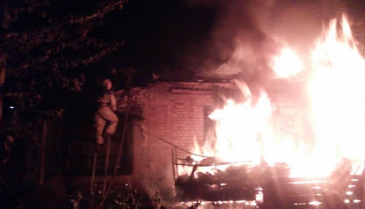 В Запорожской области загорелась крыша жилого дома (ФОТО)