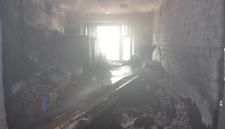 Около полудня в Запорожье загорелось общежитие (ФОТО)