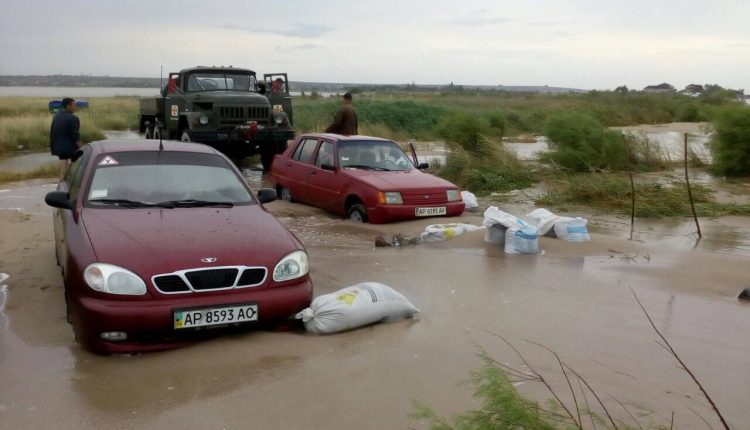 В курортном городе Запорожской области авто застревали в песке и не могли дальше ехать  (ФОТО)