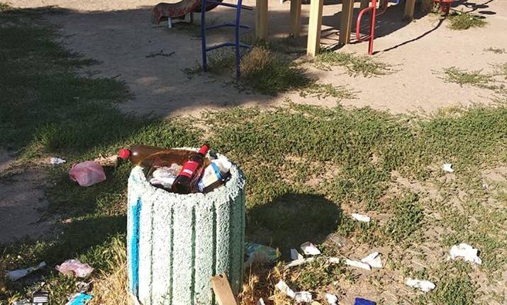 Фотофакт. В Запорожье очевидцами обнаружена детская площадка посреди мусора