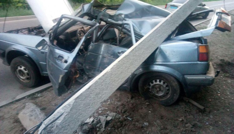 В Запорожье бетонный столб упал на автомобиль в котором находилось пять человек