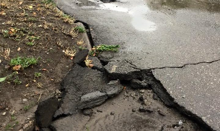 Под дождём растаяли запорожские дороги (ФОТО)
