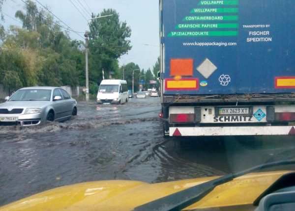 После проливного дождя в Запорожье появилась новая река