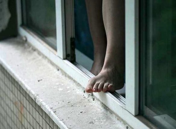 В Запорожской области неизвестная женщина выпала с пятого этажа