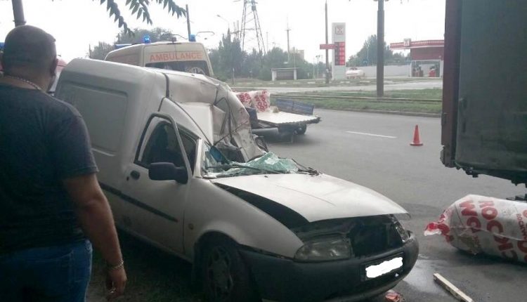 В Заводском районе Запорожья в результате аварии водитель оказался зажатым в собственном авто