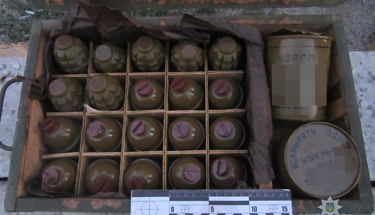 Неизвестны спрятали в вагоне поезда, следовавшим по Запорожской, области ящики с боеприпасами