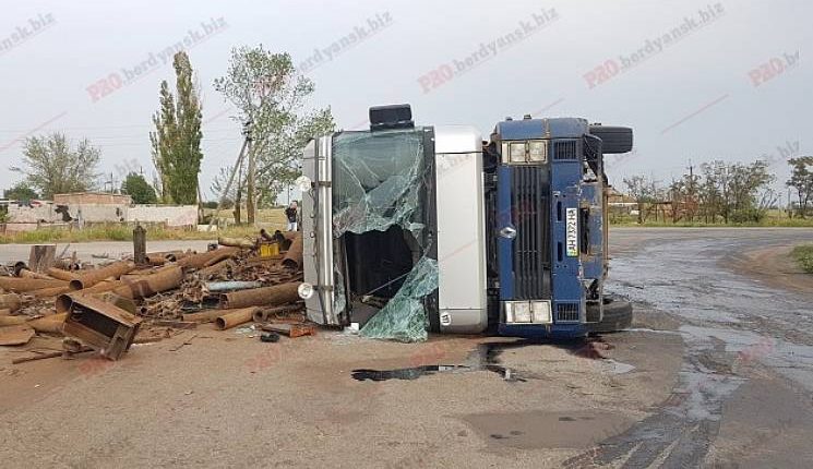 В Запорожской области перевернулась фура. Есть пострадавшие