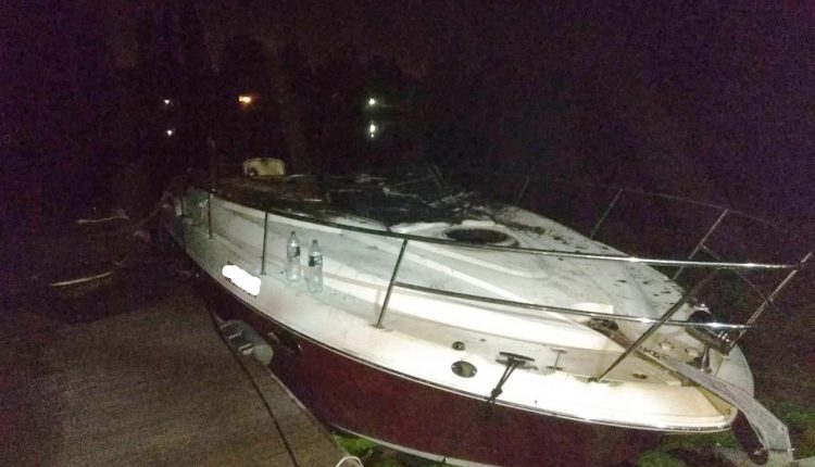Ночью на причале в Запорожье по неизвестным причинам загорелась лодка