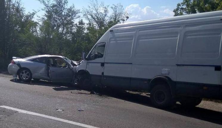 В Запорожской области произошло лобовое столкновение легкового авто и микроавтобуса