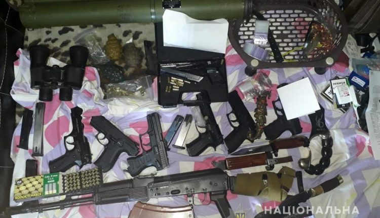 У жителя Запорожья правоохранители обнаружили оружие и наркотики (ФОТО)