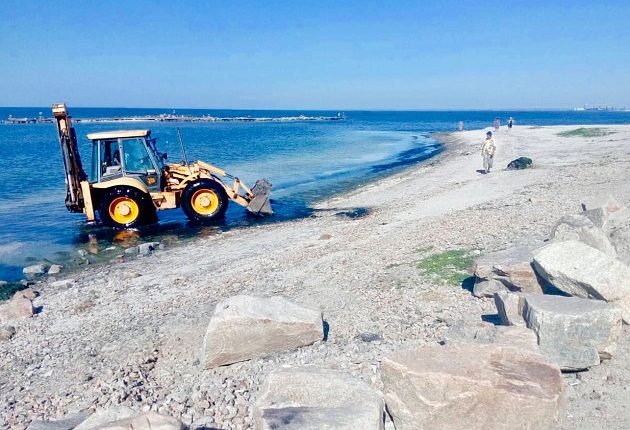 Недолго купались: запорожский курорт вновь «атакуют» гниющие водоросли