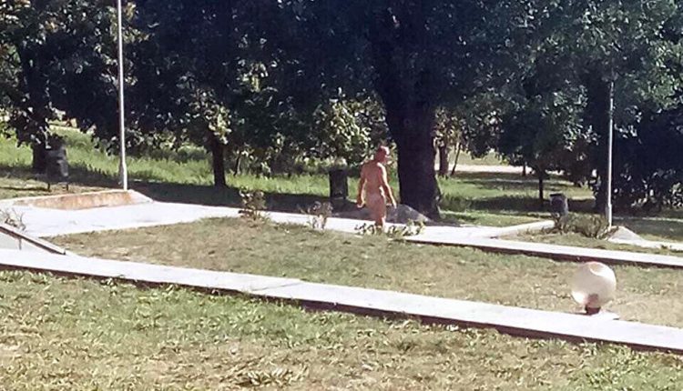 В запорожском парке возле фонтанов разгуливал голый мужчина