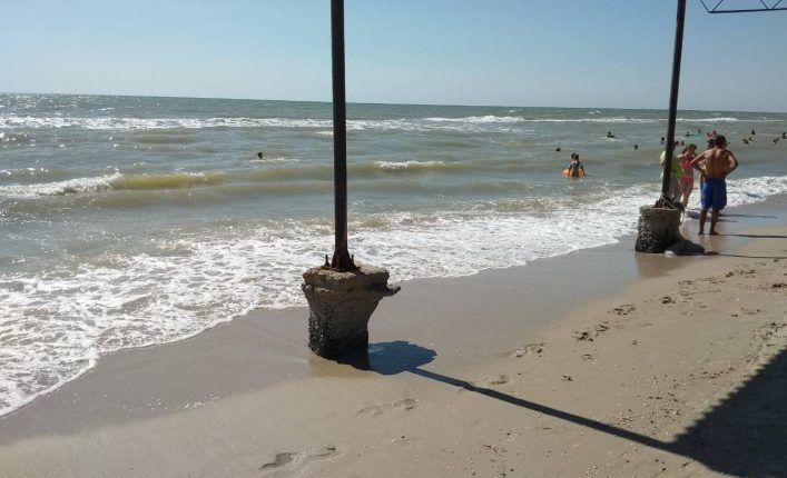 Фотофакт. На курортах Запорожской области уменьшаются пляжи