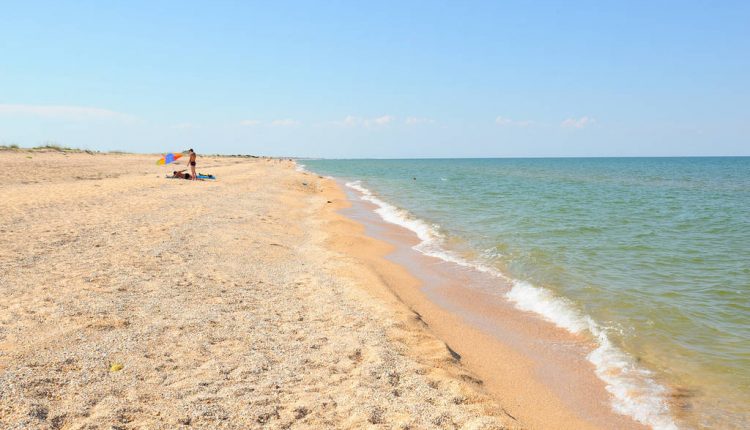 На курорте Запорожской области двоих отдыхающих накрыло волнами