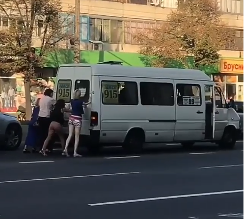 Пассажиры запорожской маршрутки «гурьбой» толкали транспорт, чтобы попасть д