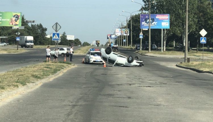 В Запорожье произошло ДТП. Один из автомобилей при столкновении перевернулся