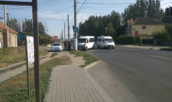 В Запорожской области произошла авария. Микроавтобус врезался в электроопору