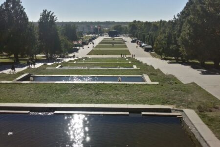 В Запорожье бездомные принимали ванну в фонтане (ВИДЕО)