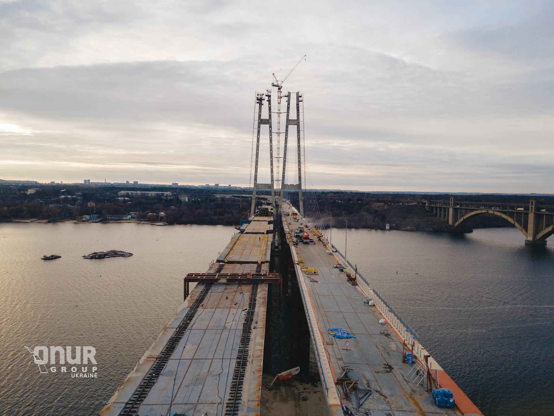 В Запорожье завершили важный этап строительства вантового моста