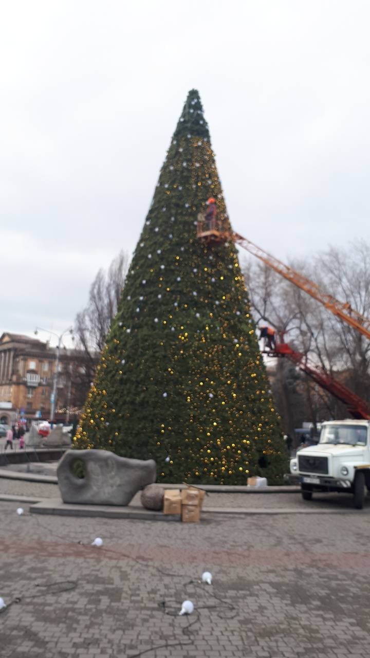 В Запорожье уже наряжают главную новогоднюю ёлку (видео)