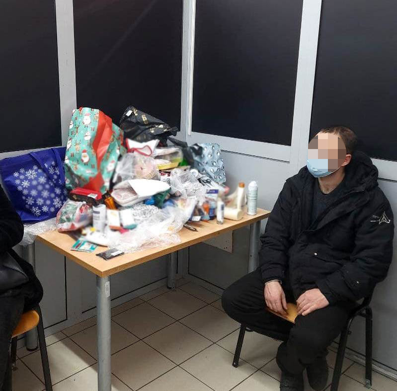 Накрыл тележку курткой - в Запорожье в гипермаркете задержали вора
