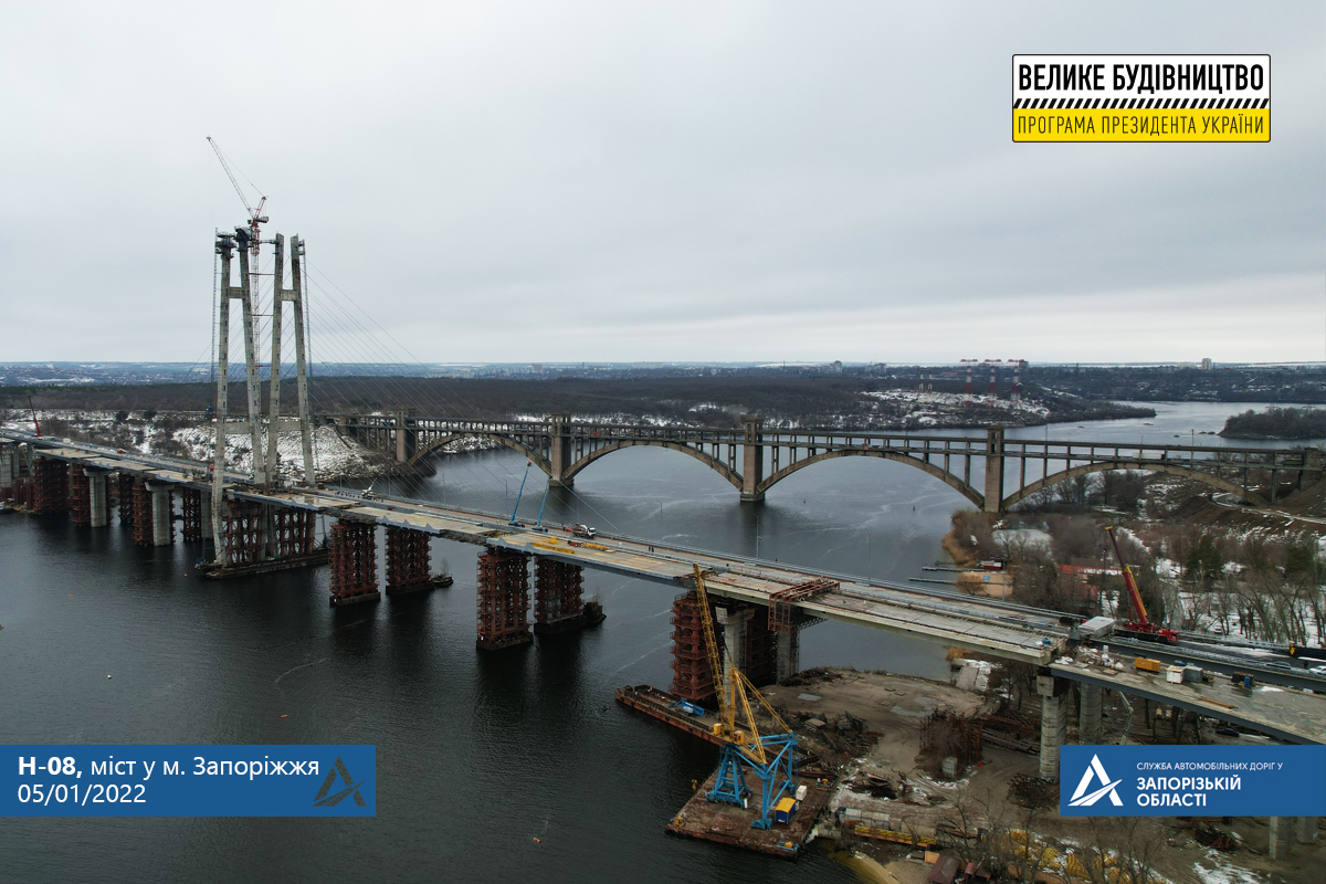 В Запорожье на вантовом мосту монтируют 16-тонные деформационные швы