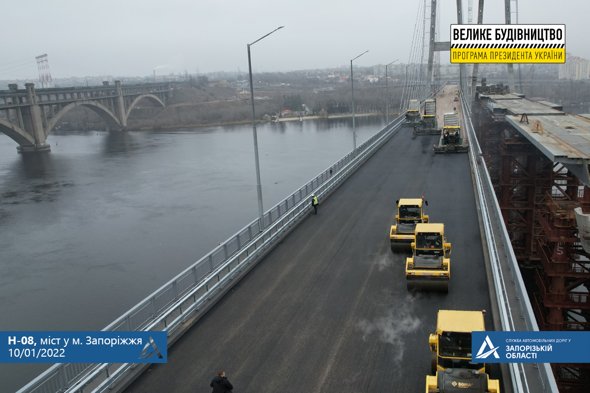 В Запорожье по вантовому мосту поедут первые автомобили - уложен асфальт