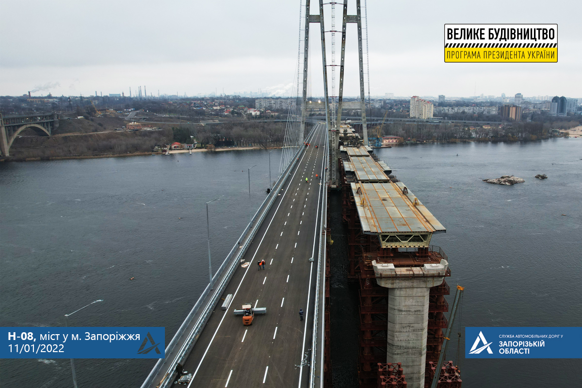 В Запорожье по вантовому мосту поедут первые автомобили - уложен асфальт