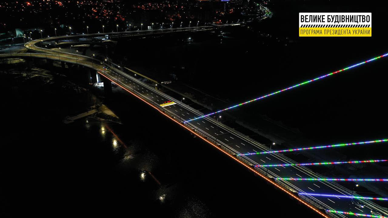 В Запорожье включили LED-подсветку вантового моста (фото)