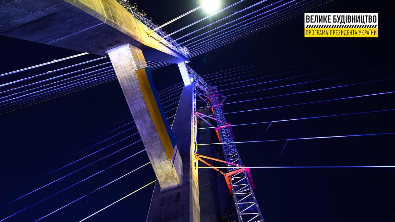 В Запорожье включили LED-подсветку вантового моста (фото)