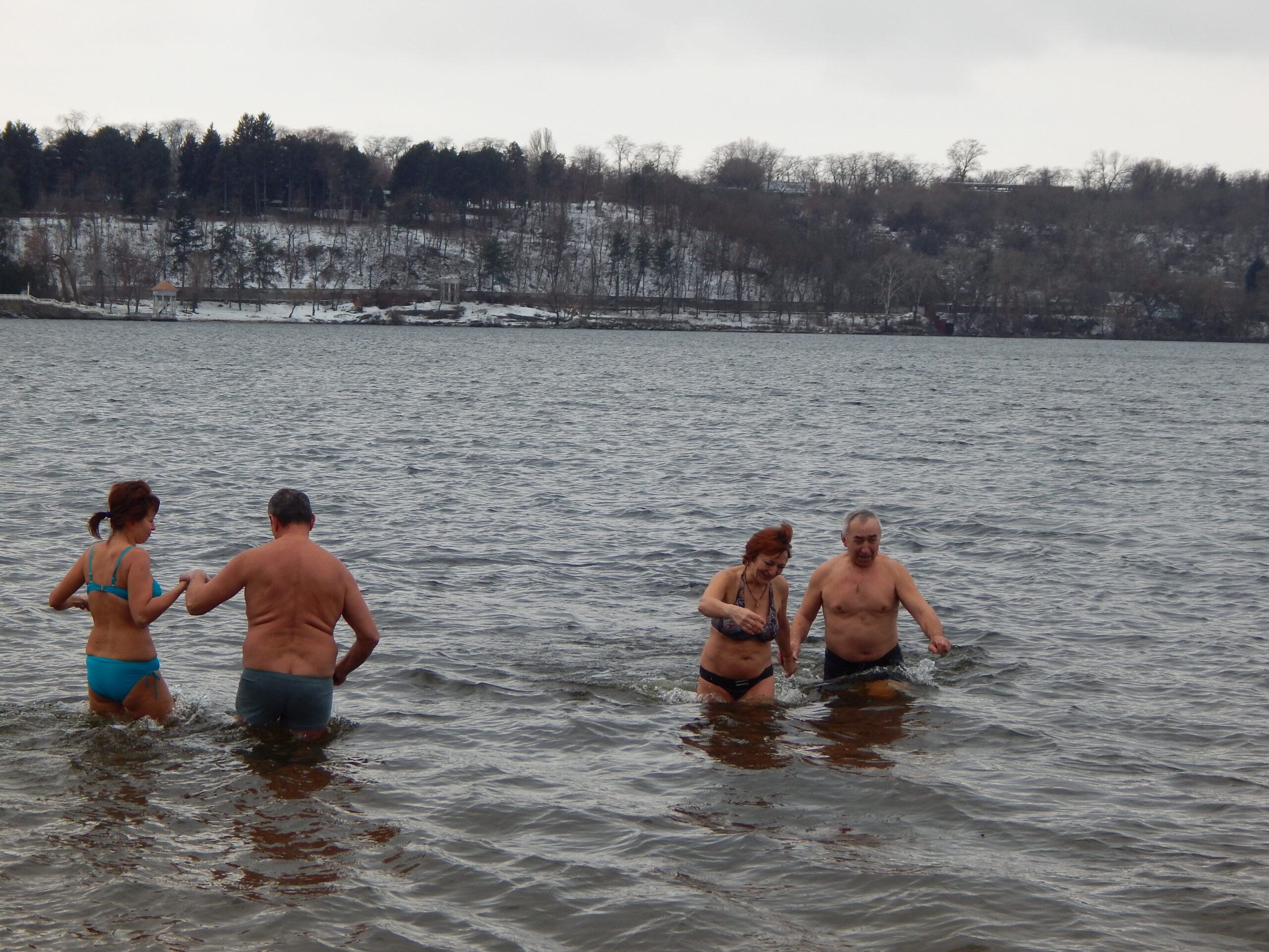 Жители Запорожья рассказали, как окунаются в воды Днепра на Крещение