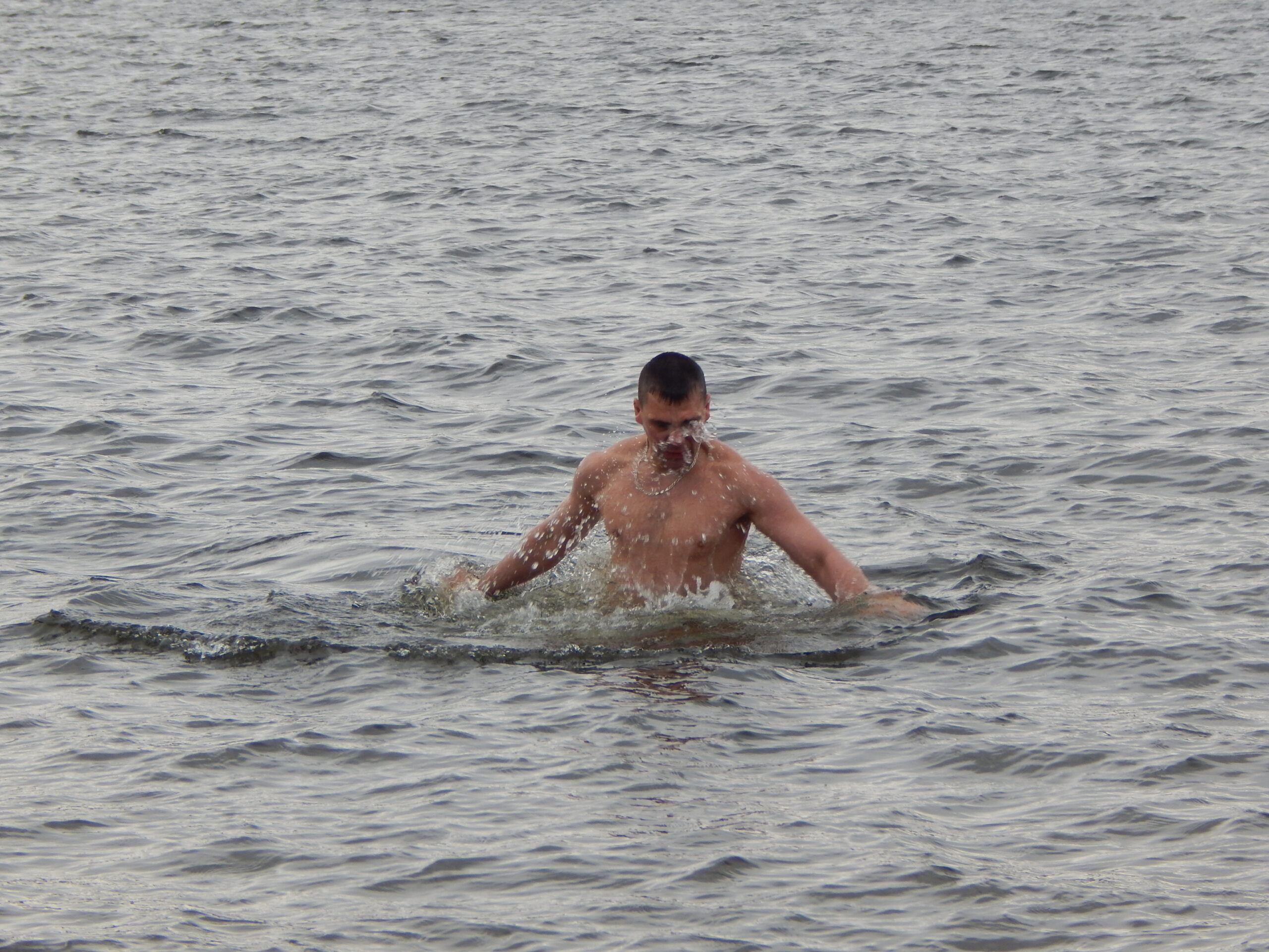 Жители Запорожья рассказали, как окунаются в воды Днепра на Крещение