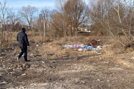 В Запорожье возле детской железной дороги обнаружили огромную свалку (ФОТО)