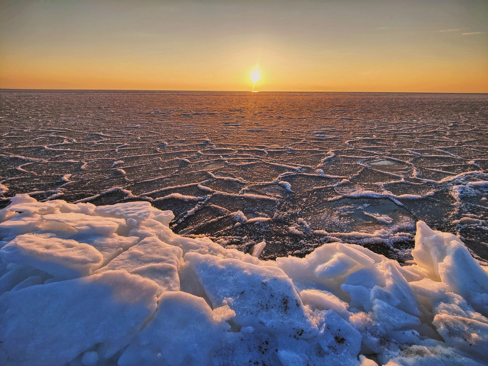 Марсианские пейзажи - замерзшее море в Бердянске посреди зимы