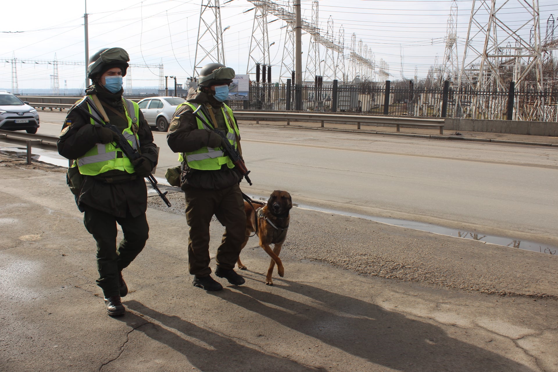 Задействована военная техника и кинологи со служебными собаками: в Запорожье ДнепроГЭС взяли под охрану